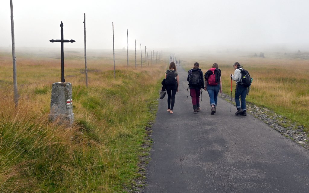kříž, cesta, lidé, mlha, pláň, krajina, horizont, Krkonoše / foto: -ima-