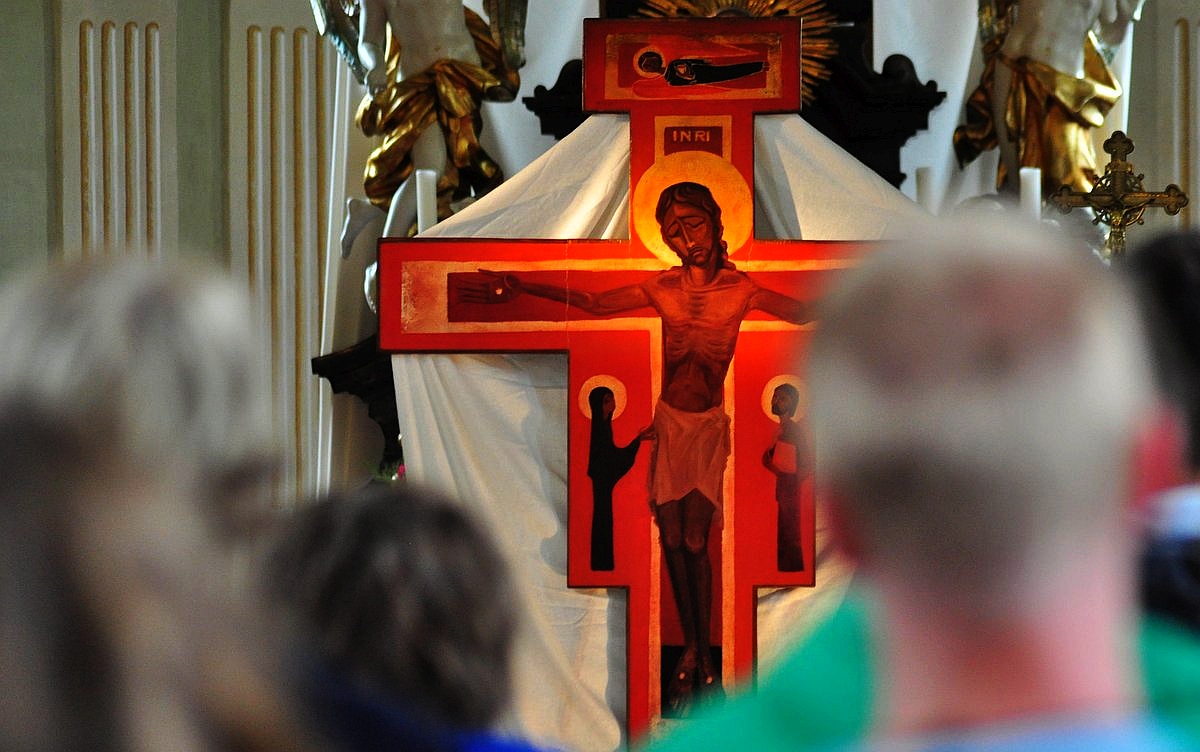 Ježíš na kříži, krucifix, lidé / foto: JUMP