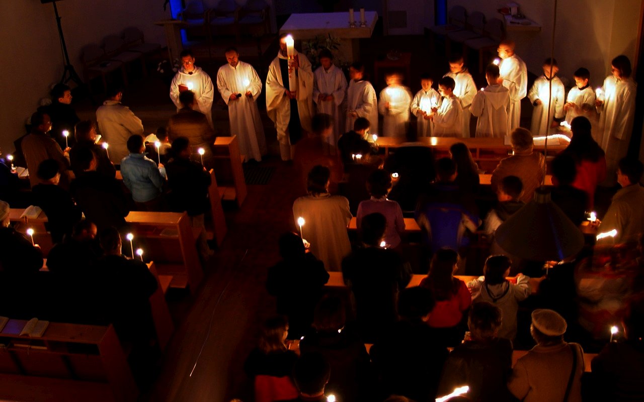 Velikonoční vigilie, paškál svíce, tma, světlo, liturgie, kostel / -ima-